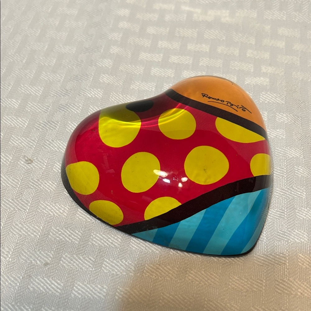 Romero Britto Glass Heart Paperweight-Fun Design - Picture 3 of 7